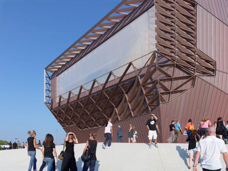 COUSSIN-ETFE-EN-FAÇADE-SMAC-DE-NÎMES