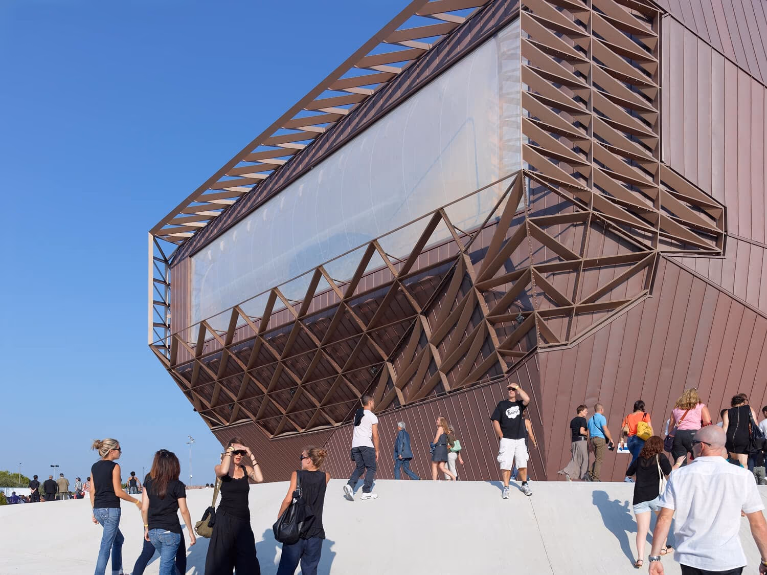 Coussin etfe en façade smac de nîmes