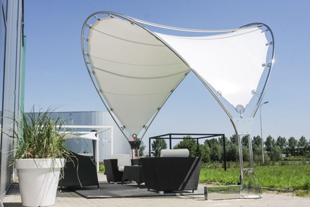 Sébastien fiolet, Buitink Technology et High Point ont développé, fabriqué et installé une voile d’ombrage automatisée dont l’inclinaison évolue en fonction du soleil.